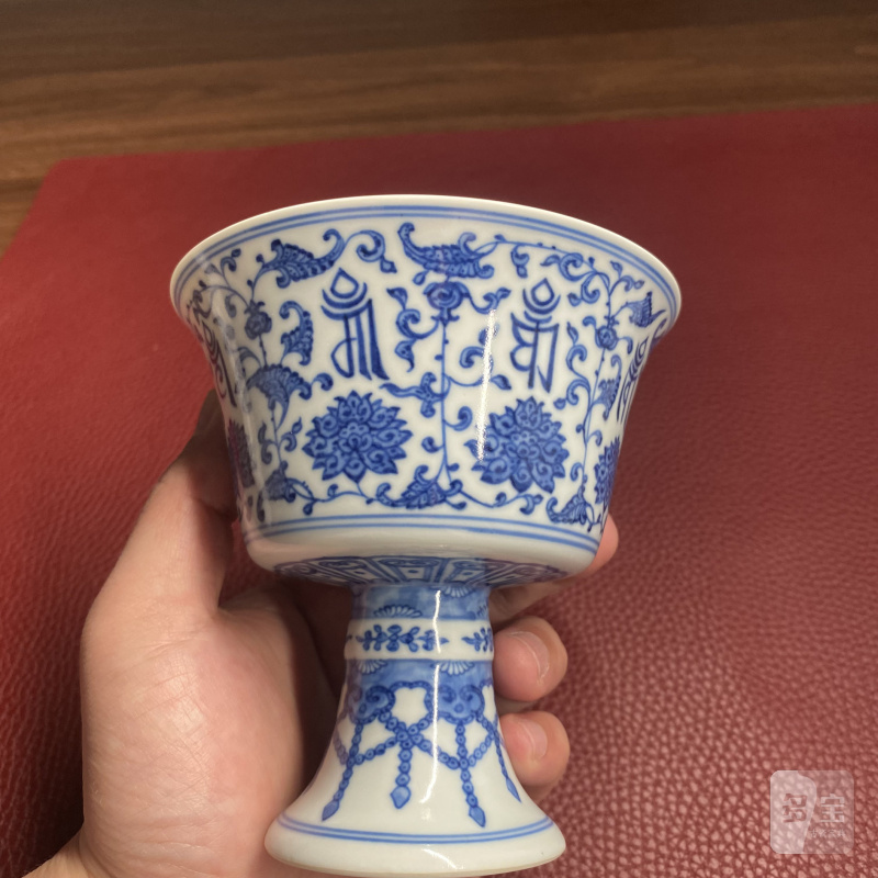 清乾隆 青花缠枝莲托梵文高足杯 - 图11